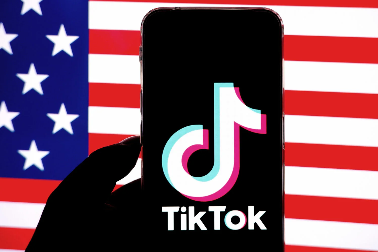 tiktok-phone-american-flag-GettyImages-1246687576-2400-1500×1000