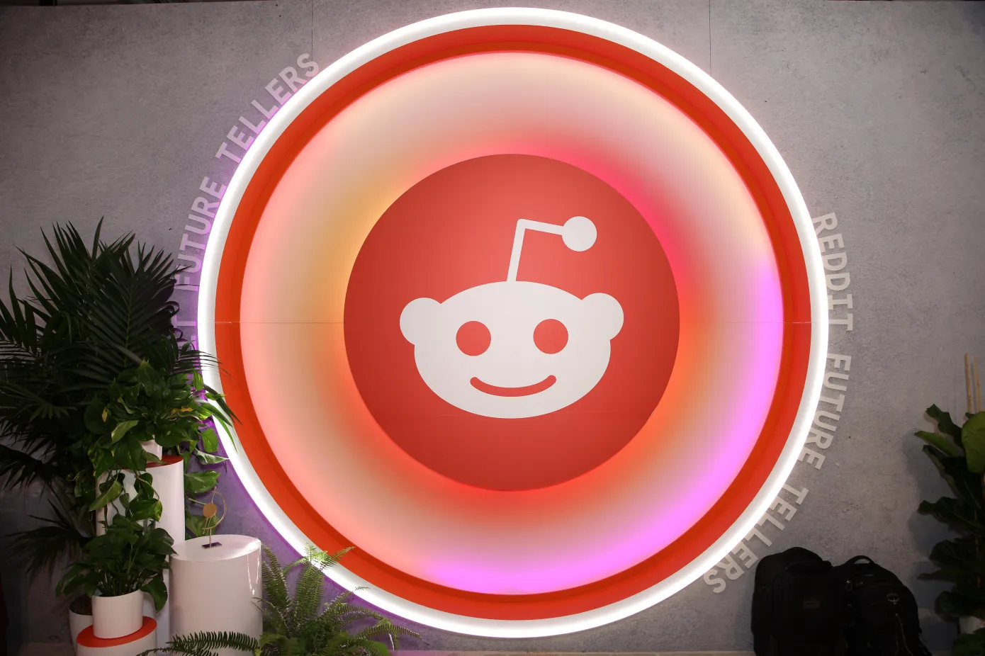 Reddit Tests ‘Official’ Labels For Profiles And Other Features